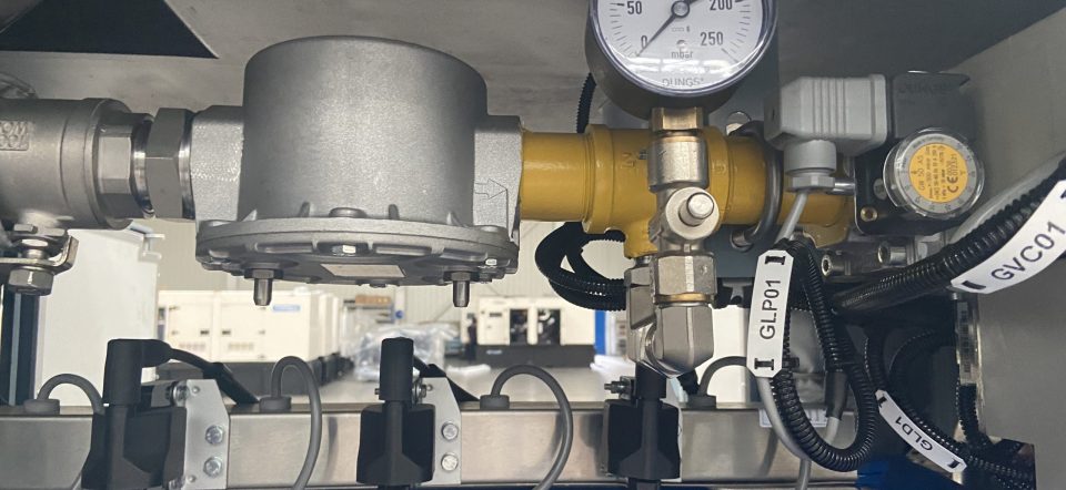 Gas valve group, used for pressure regulation, filtration, balancing, safety protection